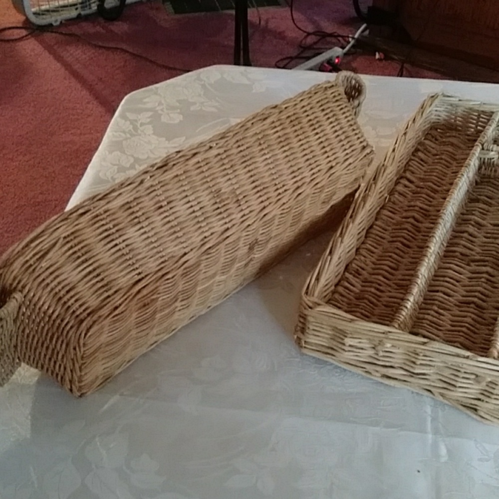 Silverware container  and breadbaske - Picture 6 of 6